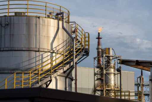 Industria petroquímica en funcionamiento