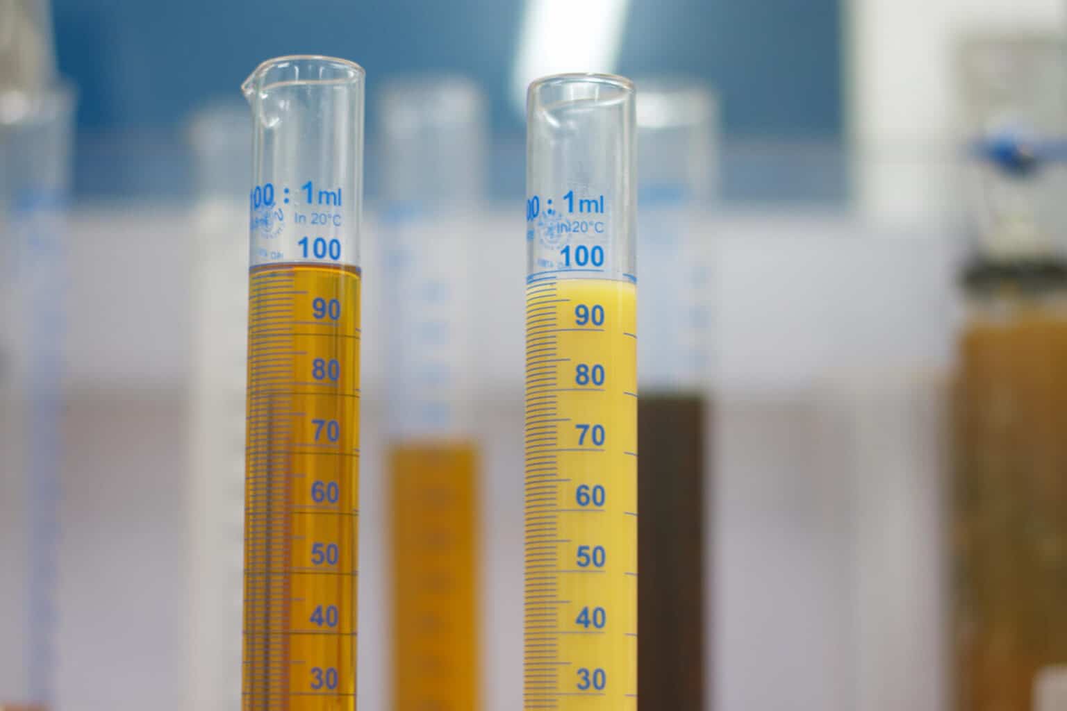 Muestras de aceite con y sin agua disuelta