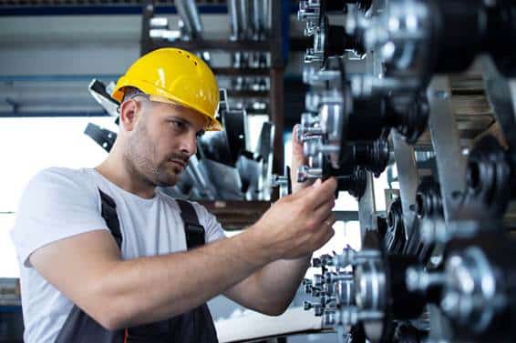 Técnico de mantenimiento arreglando máquina
