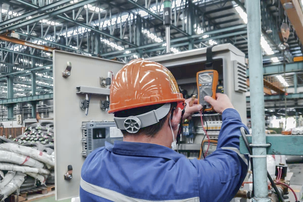 Técnico realizando labores de mantenimiento